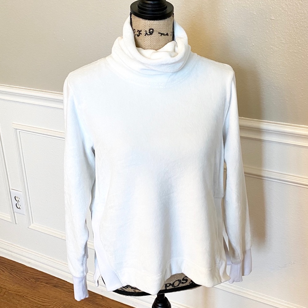 ~Athleta~ super soft white fuzzy turtleneck top